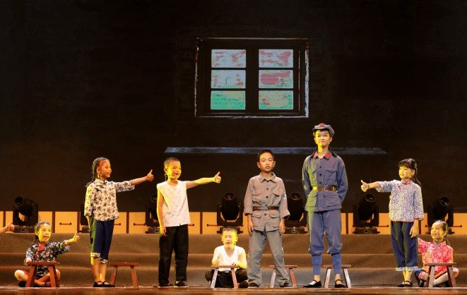 六一朗诵课本剧珍贵的教科书板凳舞蹈道具留守儿童演出服舞台凳子 - 图1