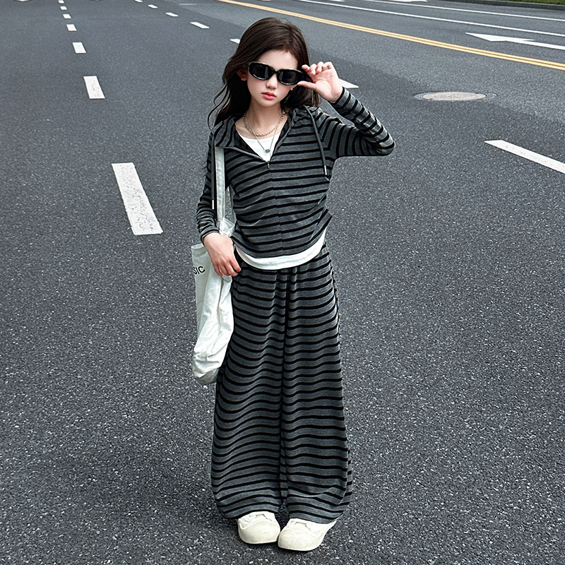 女童春秋装套装2025新款洋气条纹假两件连帽卫衣女孩阔腿裤两件套