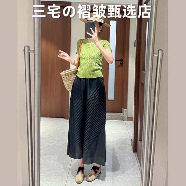 ແບບ Miyake pleated ຊຸດສອງສິ້ນສໍາລັບແມ່ຍິງ