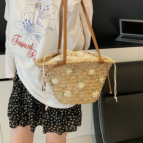 夏季新款草编包包女法式菜篮子单肩包海边度假风沙滩包编织水桶包 - 图0