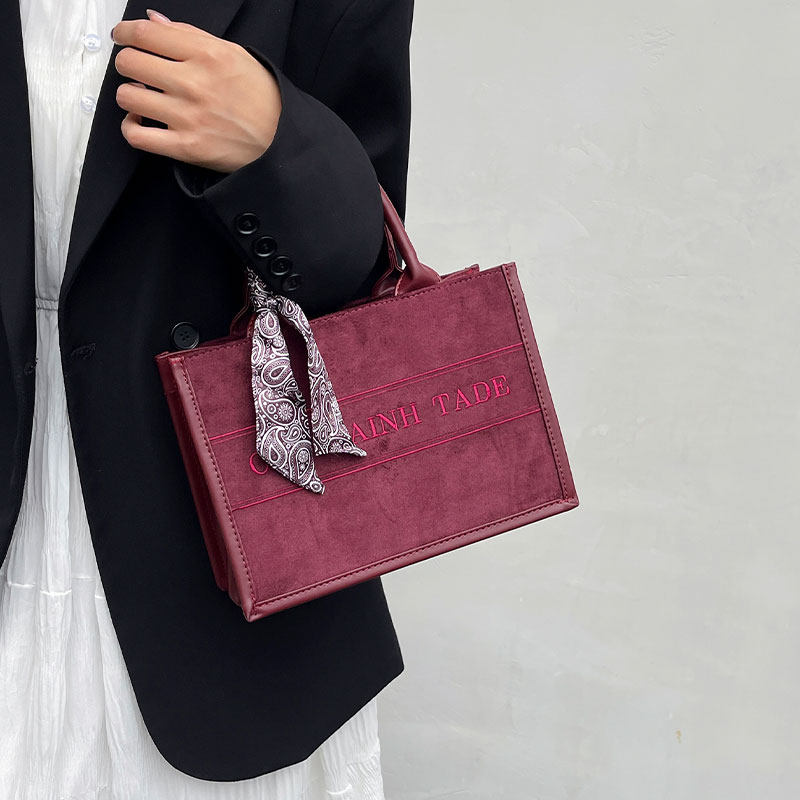 复古麂皮绒托特包女2025新款小众刺绣手提婚包高级感大容量通勤包,淘宝优惠券,粉丝福利购,淘宝优惠卷