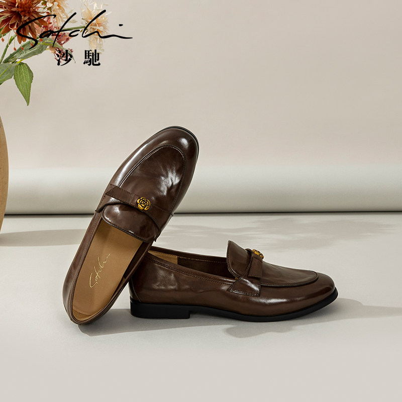 沙驰女鞋一脚蹬真皮乐福鞋单鞋2025秋冬新款山茶花饰扣复古通勤鞋,淘宝优惠券,粉丝福利购,淘宝优惠卷