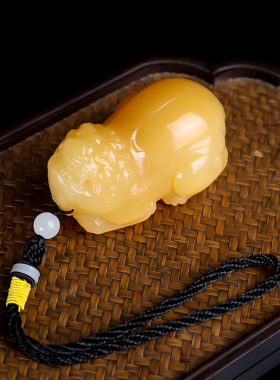 新疆和田玉黄玉籽料貔貅手把件