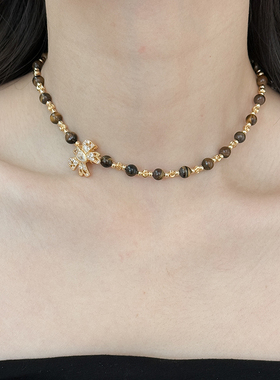 镶钻蝴蝶结虎眼石串珠项链