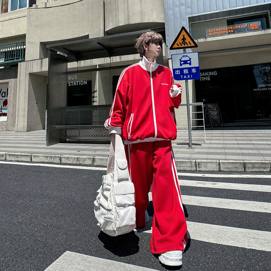 Traje de chaqueta con cuello alto de estilo deportivo rojo americano para hombres y mujeres, conjunto de dos piezas de pantalones casuales sueltos de tres rayas de marca de moda
