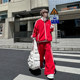 Traje de chaqueta con cuello alto de estilo deportivo rojo americano para hombres y mujeres, conjunto de dos piezas de pantalones casuales sueltos de tres rayas de marca de moda