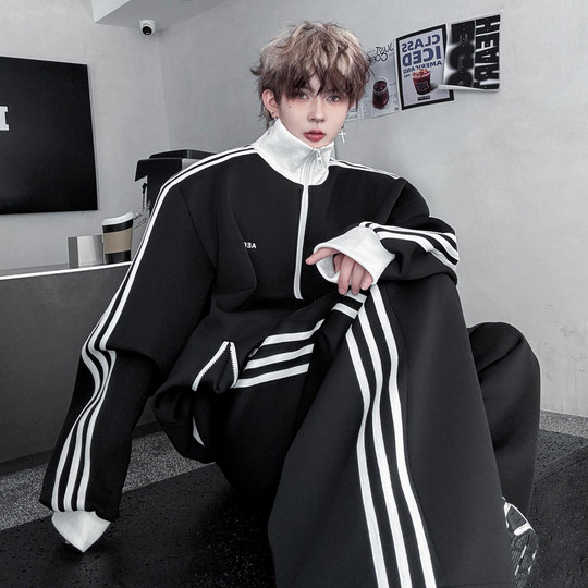 Traje de chaqueta con cuello alto de estilo deportivo rojo americano para hombres y mujeres, conjunto de dos piezas de pantalones casuales sueltos de tres rayas de marca de moda