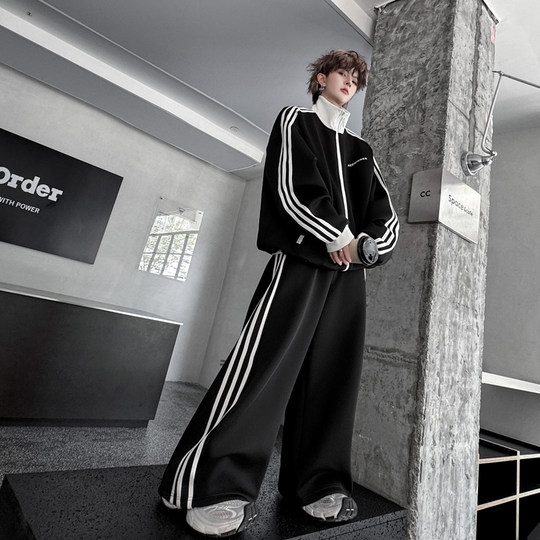 Traje de chaqueta con cuello alto de estilo deportivo rojo americano para hombres y mujeres, conjunto de dos piezas de pantalones casuales sueltos de tres rayas de marca de moda