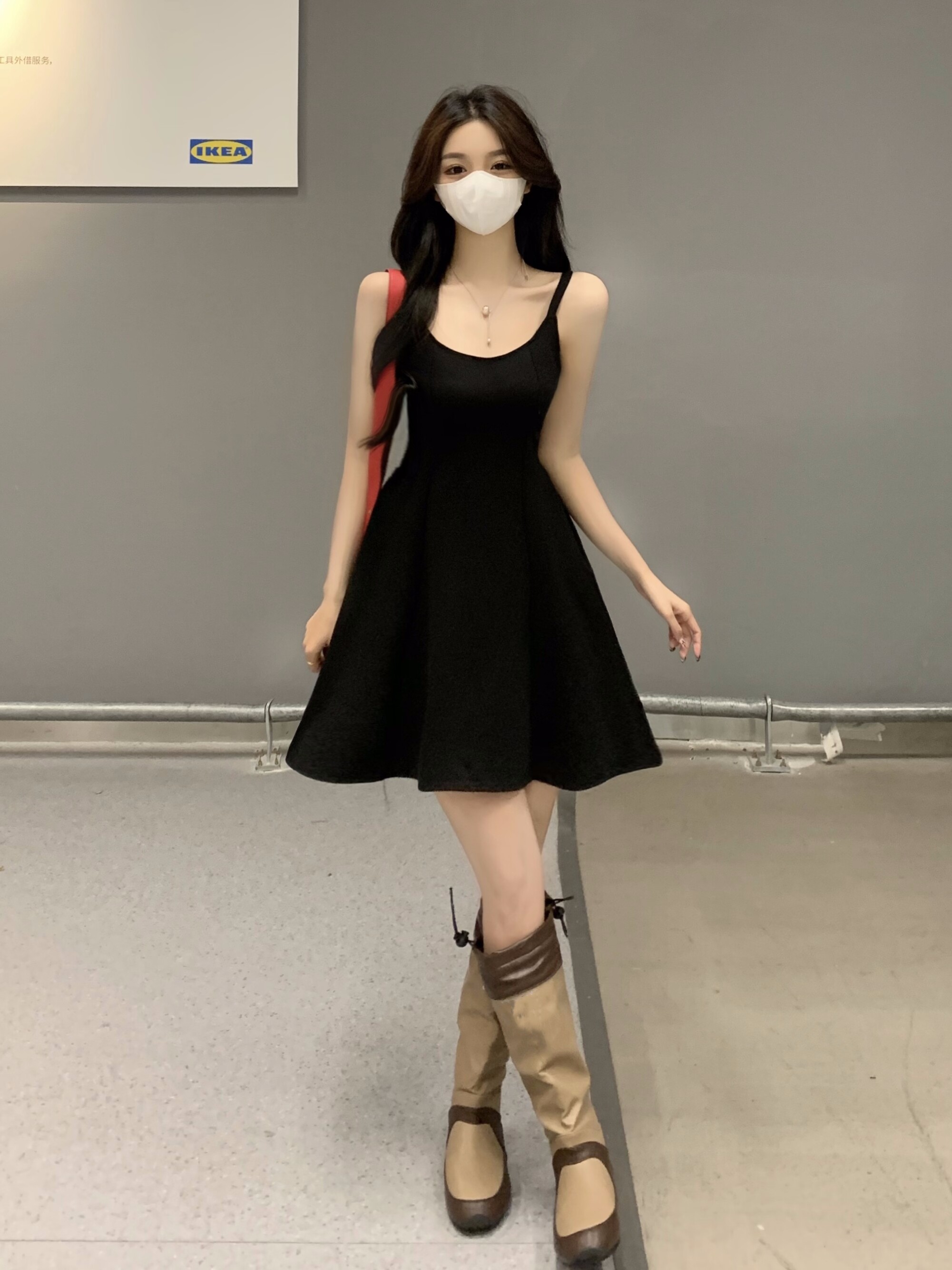 2023新款夏季韩版时尚 黑色吊带裙女 a字短裙高级感收腰 小黑裙子