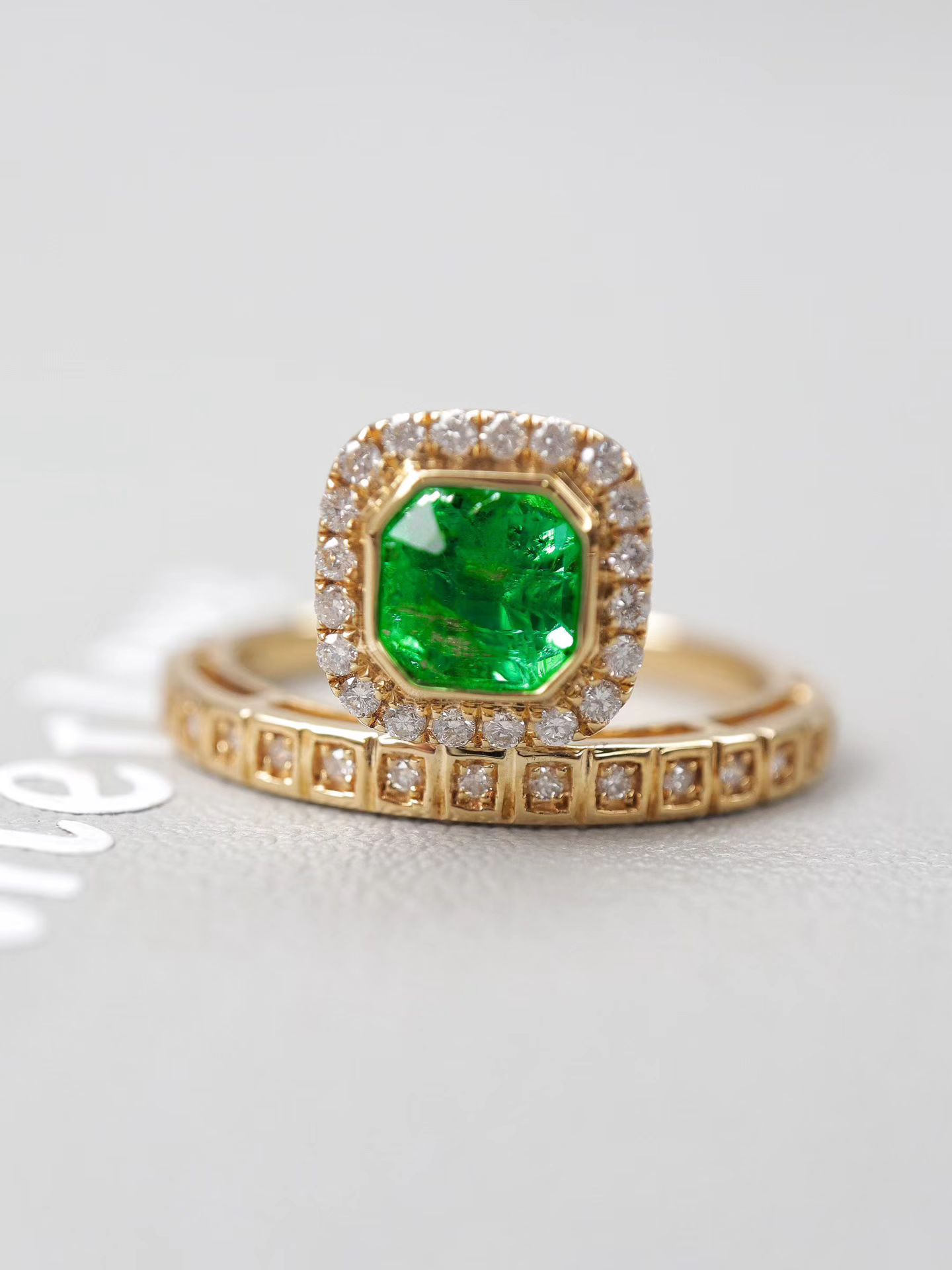 1 carat natural emerald ring, 18k gold natural diamond, clean crystal with good brilliance, exquisite style and versatile