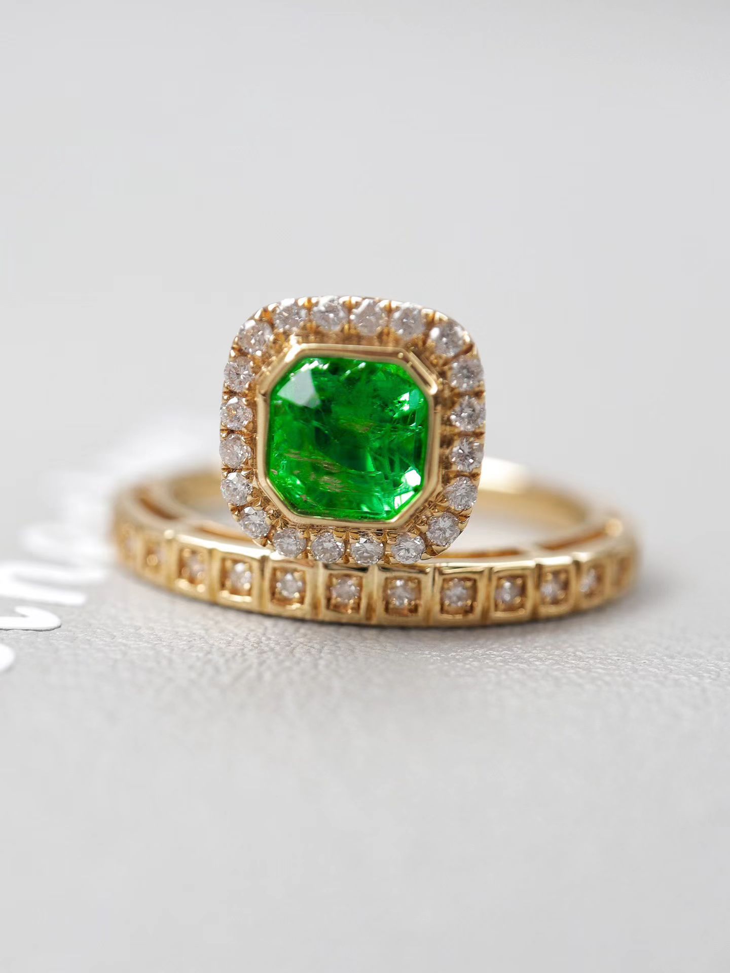 1 carat natural emerald ring, 18k gold natural diamond, clean crystal with good brilliance, exquisite style and versatile
