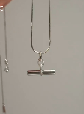极简风银色闪钻平衡木项链