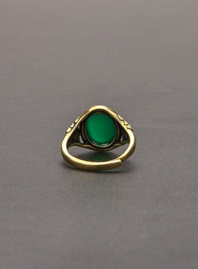 古铜色复古戒指：镶嵌绿玛瑙