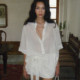 ເສື້ອ linen ສີຂາວ, ສິ້ນ knotted ແລະສັ້ນ
