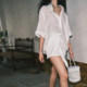 ເສື້ອ linen ສີຂາວ, ສິ້ນ knotted ແລະສັ້ນ