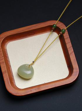 女款和田玉小书包玉石吊坠挂件