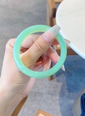 天然玛瑙手镯女款冰种玉髓草绿色