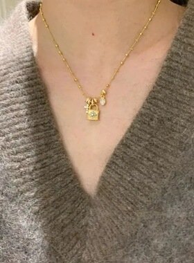 2025新款小红书爆款十字架锁扣项链女轻奢唯美小众高级感一件代发