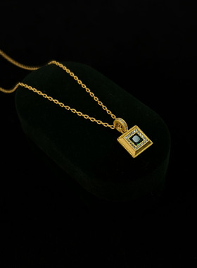 新款时尚复古轻奢原创潮款精致方牌祖母绿项链毛衣坠女法式