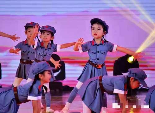 新款小红军童心向党星星在闪烁红星闪闪表演服女童舞蹈服弹力军装 - 图2