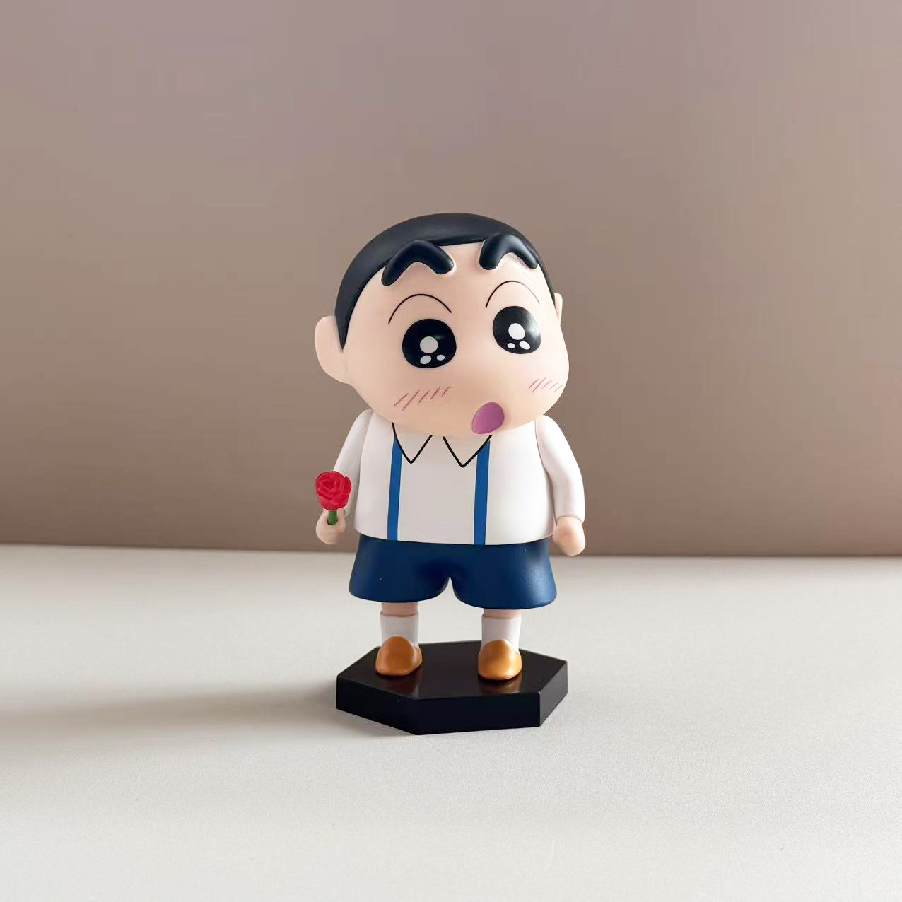蜡笔小新拿玫瑰花一套摆件手办公仔电视柜玄关装饰新家圣诞节礼物 - 图2