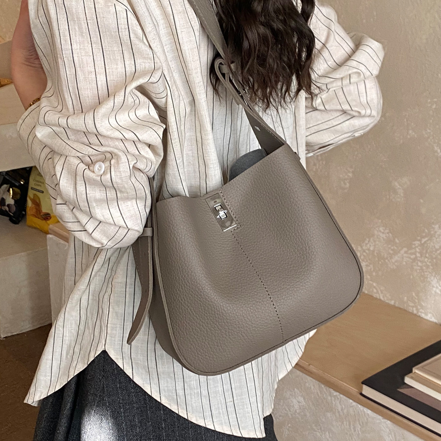 高级感小包包女大容量2026新款小众复古软皮单肩斜挎包女士水桶包,淘宝优惠券,粉丝福利购,淘宝优惠卷