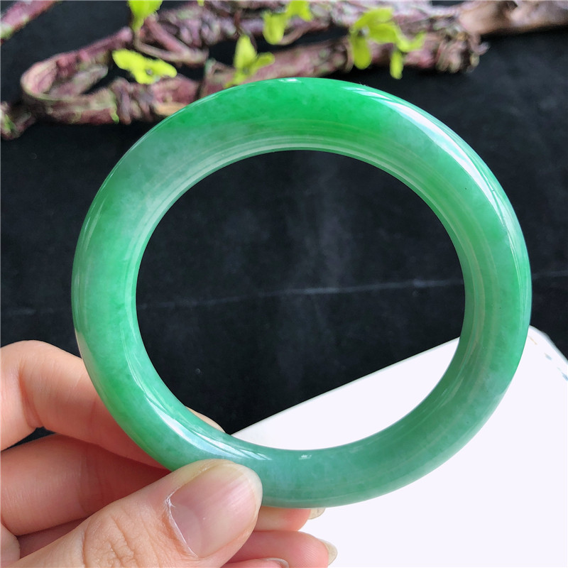 11月新品 天然翡翠58圈口冰糯种阳绿底色圆条手镯正品3B71105 - 图1