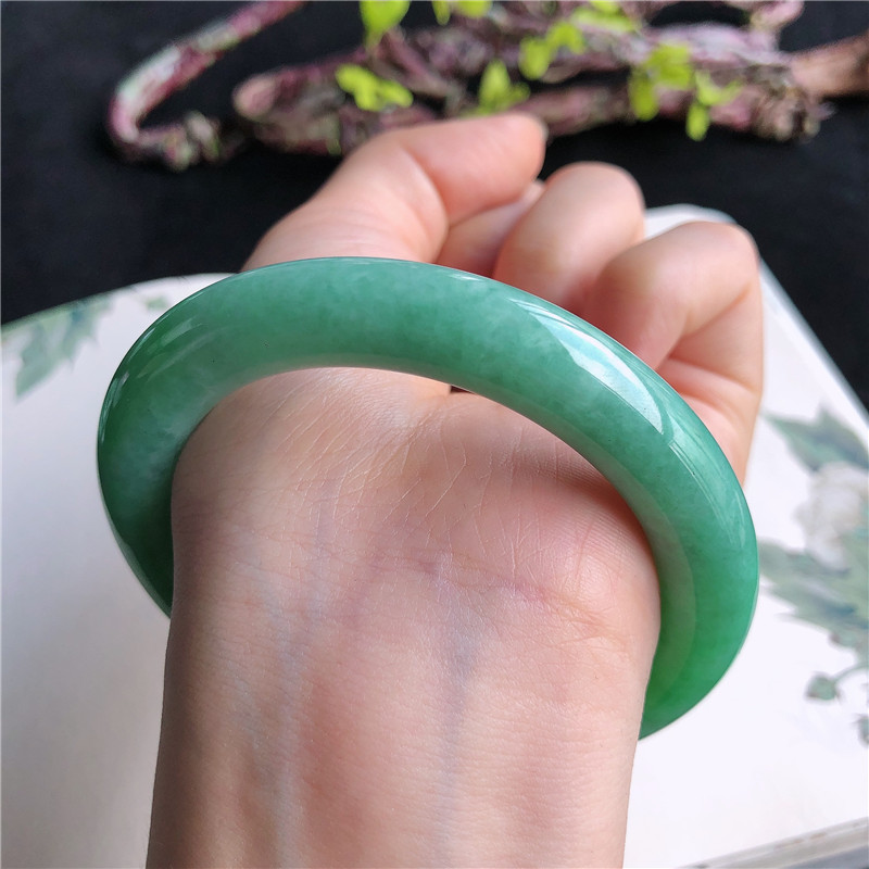 11月新品 天然翡翠58圈口冰糯种阳绿底色圆条手镯正品3B71105 - 图0