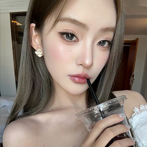 白色烤漆珐琅花朵耳钉2026新款爆款高级感耳环气质女独特漂亮耳饰 - 图0