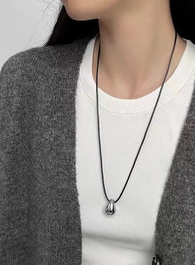 解忧 饰物博主同款极简冷淡风金属吊坠光面水滴黑皮绳项链毛衣链