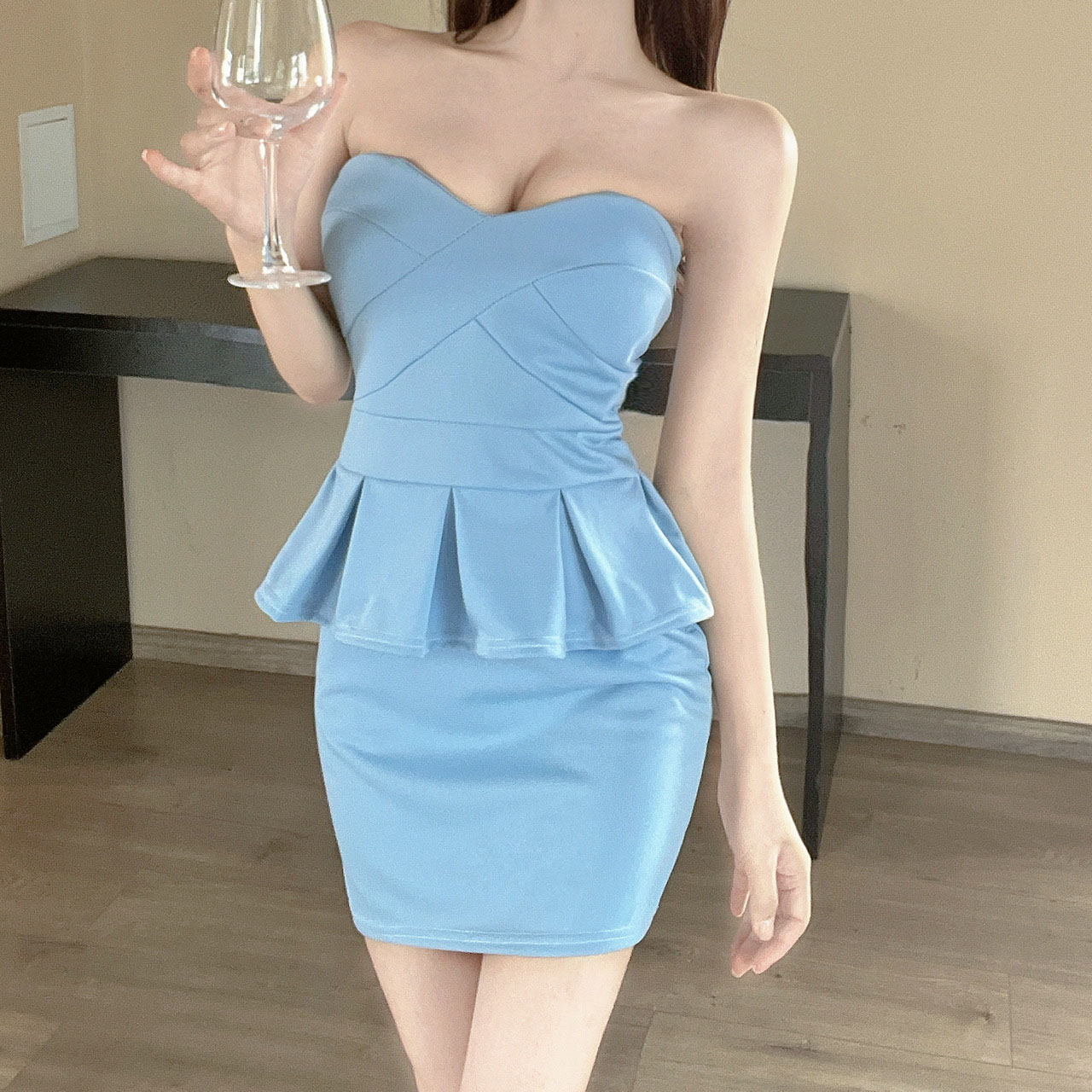 性感辣妹抹胸连衣裙女夏季2024新款短裙纯欲风修身显瘦包臀裙子潮 - 图2