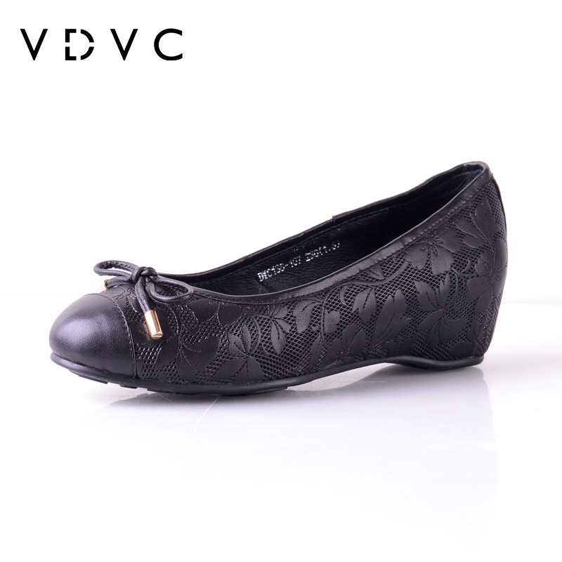 VDVC小众新款羊皮压花浅口蝴蝶结内增高单鞋坡跟圆头舒适奶奶鞋女 - 图1
