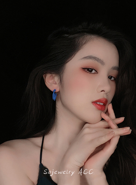 好看显白的克莱因蓝C型耳圈耳饰