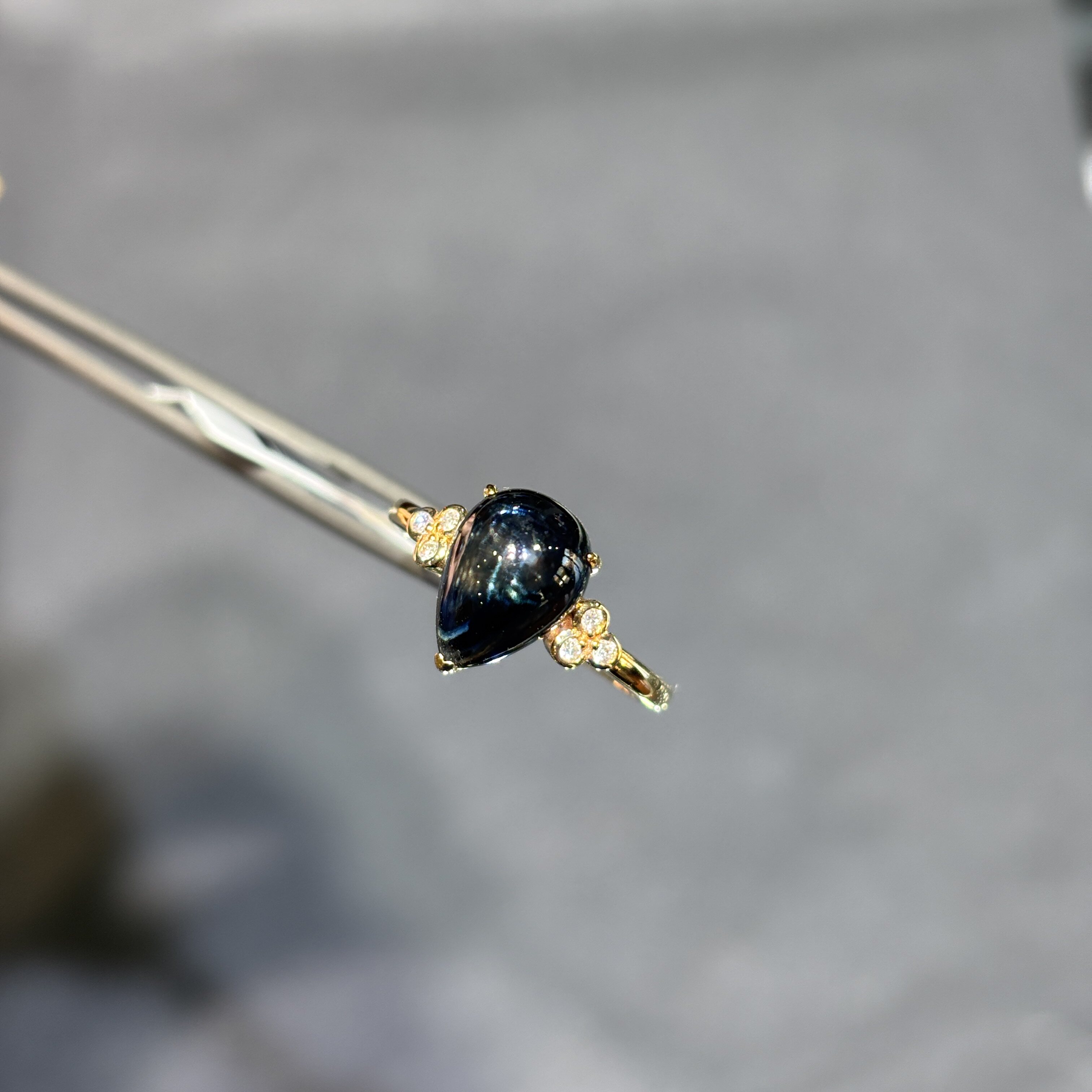 18k gold natural pear-shaped sapphire ring