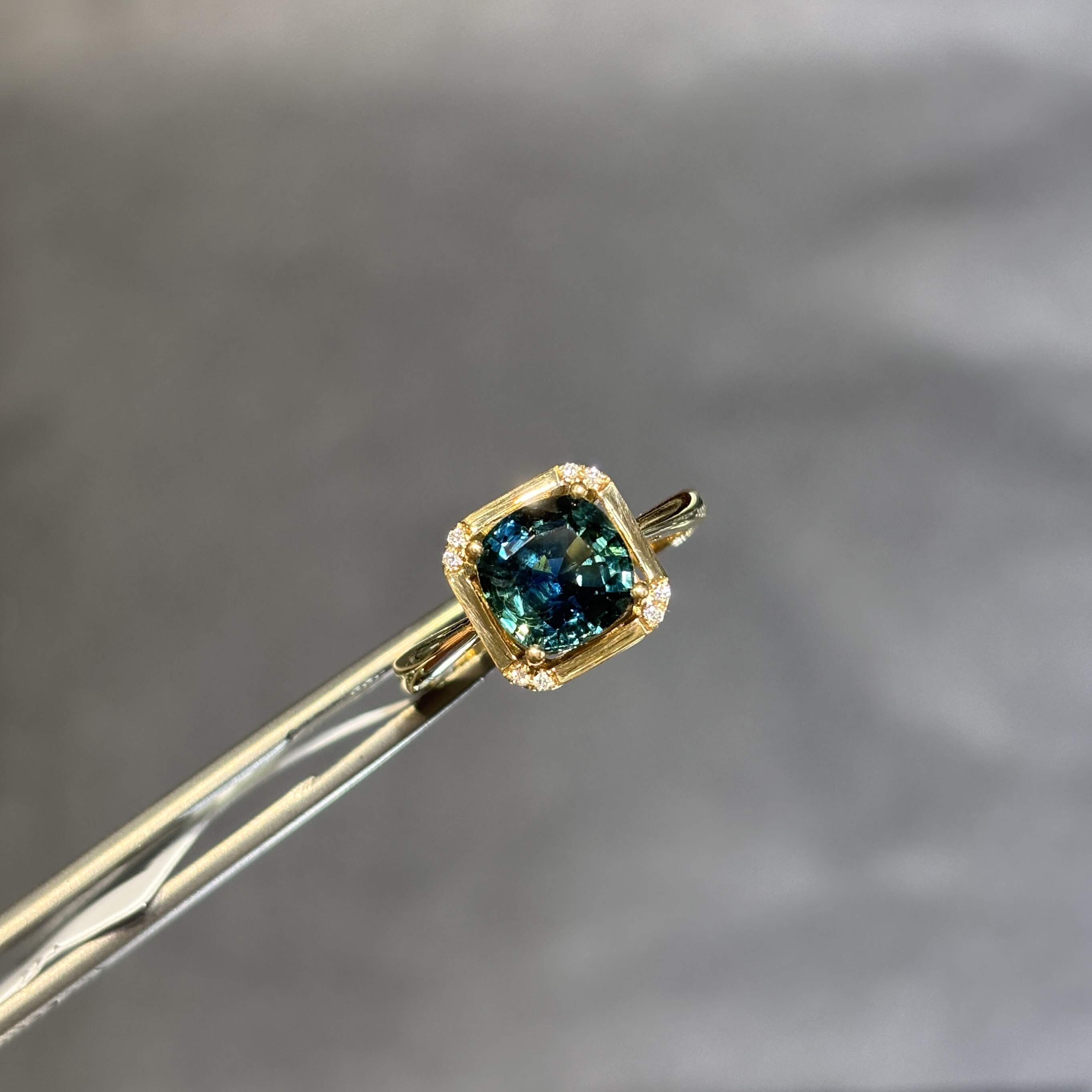 18K non-fired green sapphire ring cushion shape with diamonds