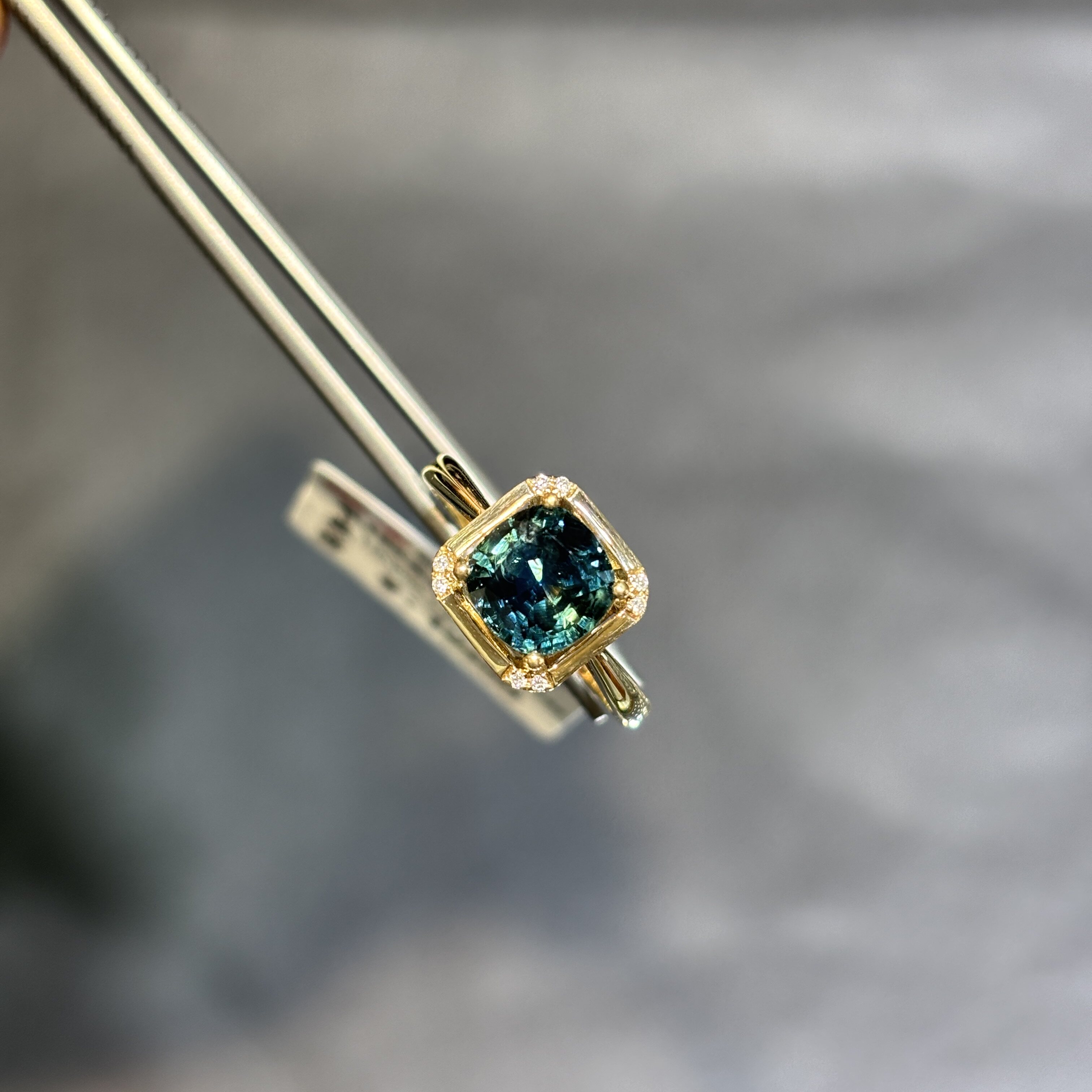 18K non-fired green sapphire ring cushion shape with diamonds