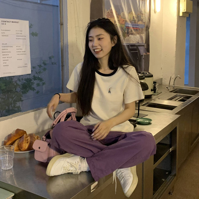 ບ່ອນທີ່ມີຕົ້ນໄມ້ສີສົ້ມຂອງແມ່ຍິງ summer ເສື້ອທີເຊີດແຂນສັ້ນບ່າຂວາ