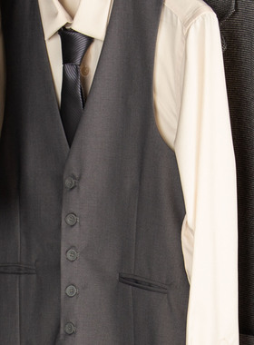 老钱风灰色系意式衣帽间套装男士西装马甲衬衫领带皮鞋样板房