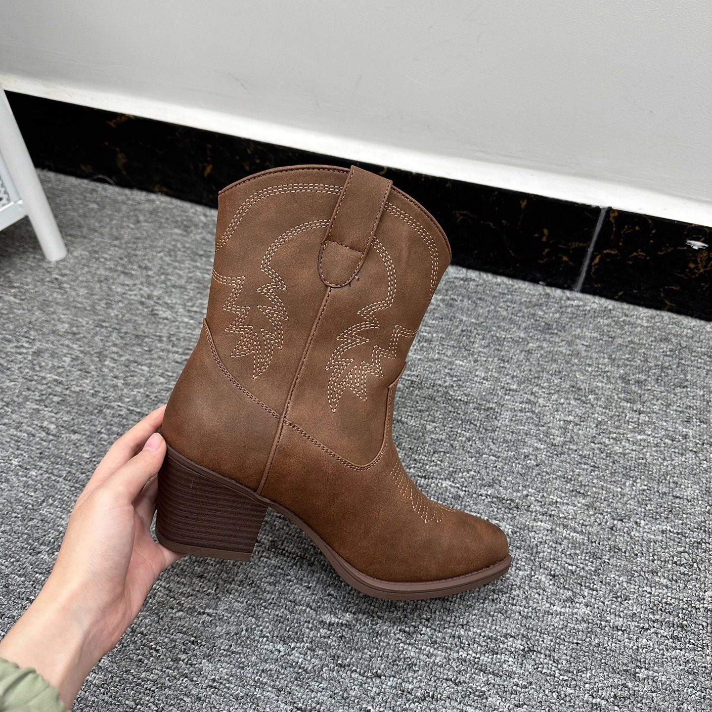 国内撤柜 复古尖头V口短筒靴女时尚刺绣轻便套筒粗跟西部牛仔靴,淘宝优惠券,粉丝福利购,淘宝优惠卷