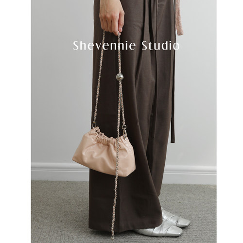 shevennie新款 链条油蜡牛皮小金球褶皱云朵包斜挎小包包女包 - 图0