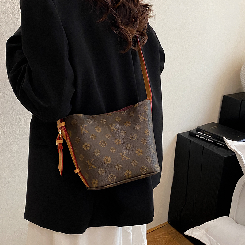 高级感包包女式2025新款小众爆款老花腋下水桶小包百搭单肩斜挎包 - 图0