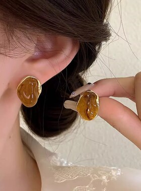 美拉德琥珀色复古港风耳圈女轻奢感小众秋冬耳环2025新款耳饰