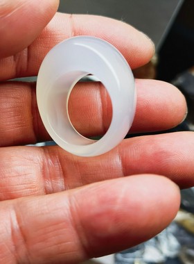天然玉髓白色馒头戒指圈口18.7mm重11.8克细腻润滑佩戴舒适