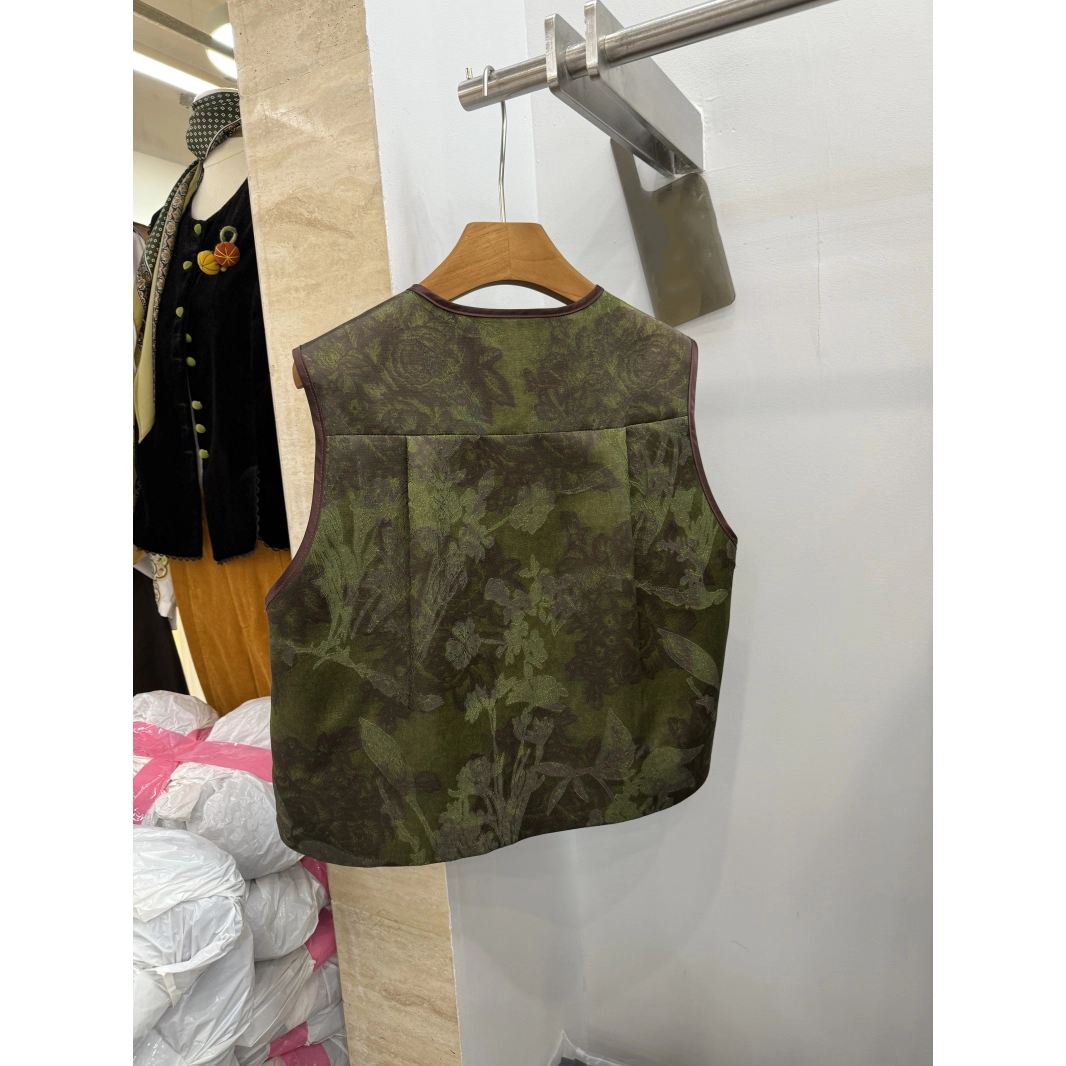 爵莱菲大码新中式国风马甲女2025复古盘扣立领提花无袖坎肩背心 - 图2