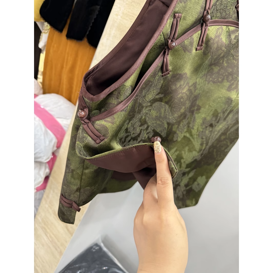 爵莱菲大码新中式国风马甲女2025复古盘扣立领提花无袖坎肩背心 - 图1