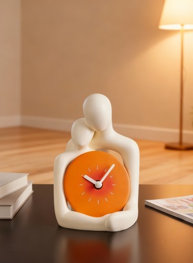 创意橙色人物造型时钟摆件