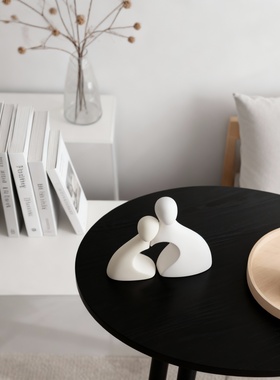 简约现代人物造型装饰摆件