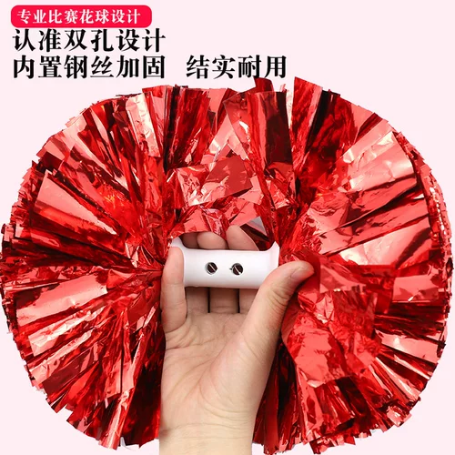 Чирлидеры соревнований по металлу света в цветочной танцоре в цветочных болельщиках в начальной школе спортивная встреча