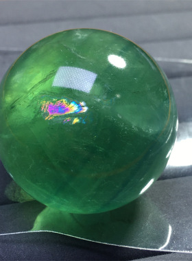 天然祖母绿色透体彩虹绿萤石球摆件原矿萤石磨制绿色水晶球摆件