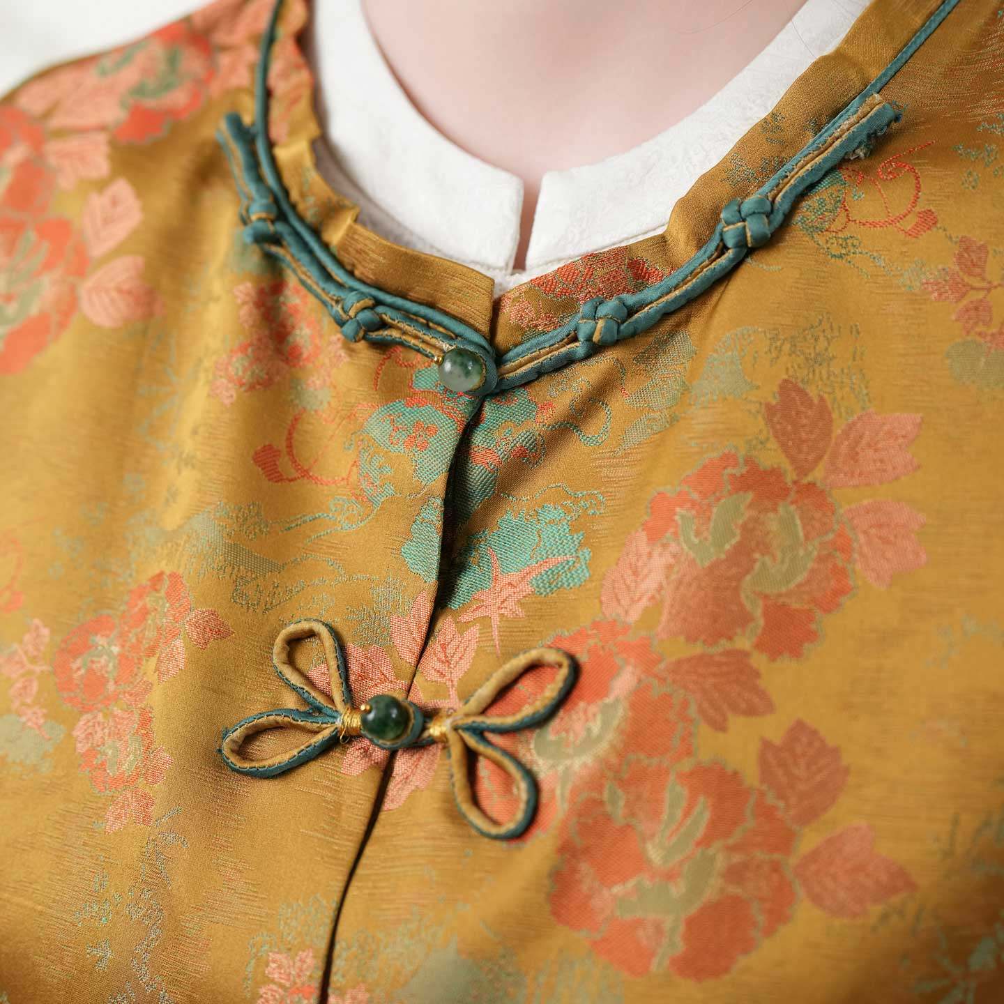 布符新中式「牡丹真丝宋锦双色蝴蝶花扣马甲」2026年春季时尚新品,淘宝优惠券,粉丝福利购,淘宝优惠卷